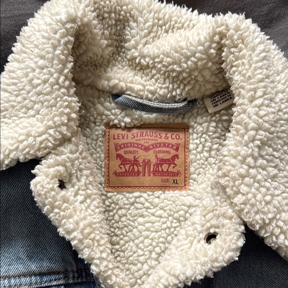 Levi's Women's Original Sherpa Trucker Jacket - Picture 3 of 9